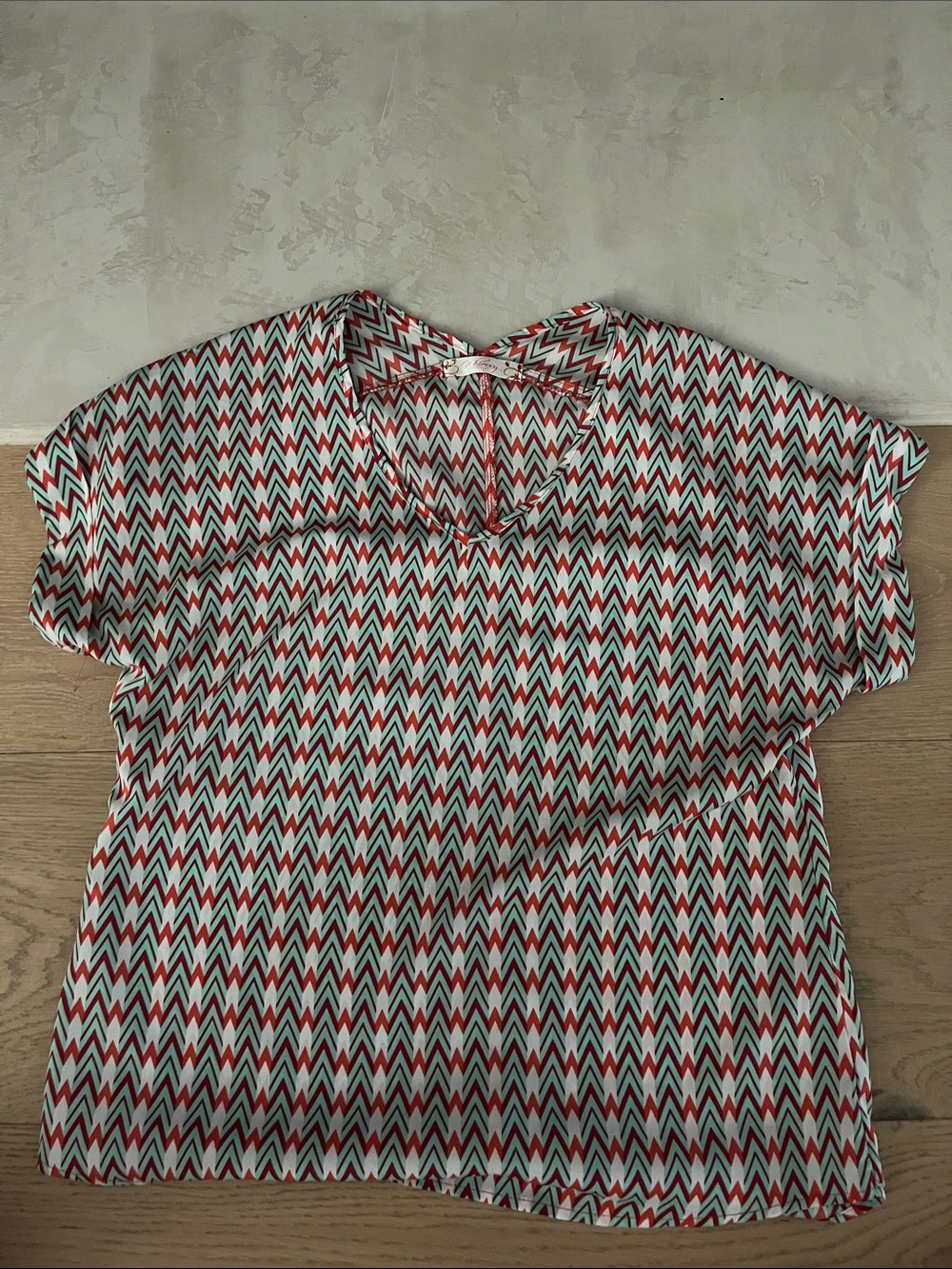 Chevron Print Short Sleeve V-Neck Blouse in Red and White